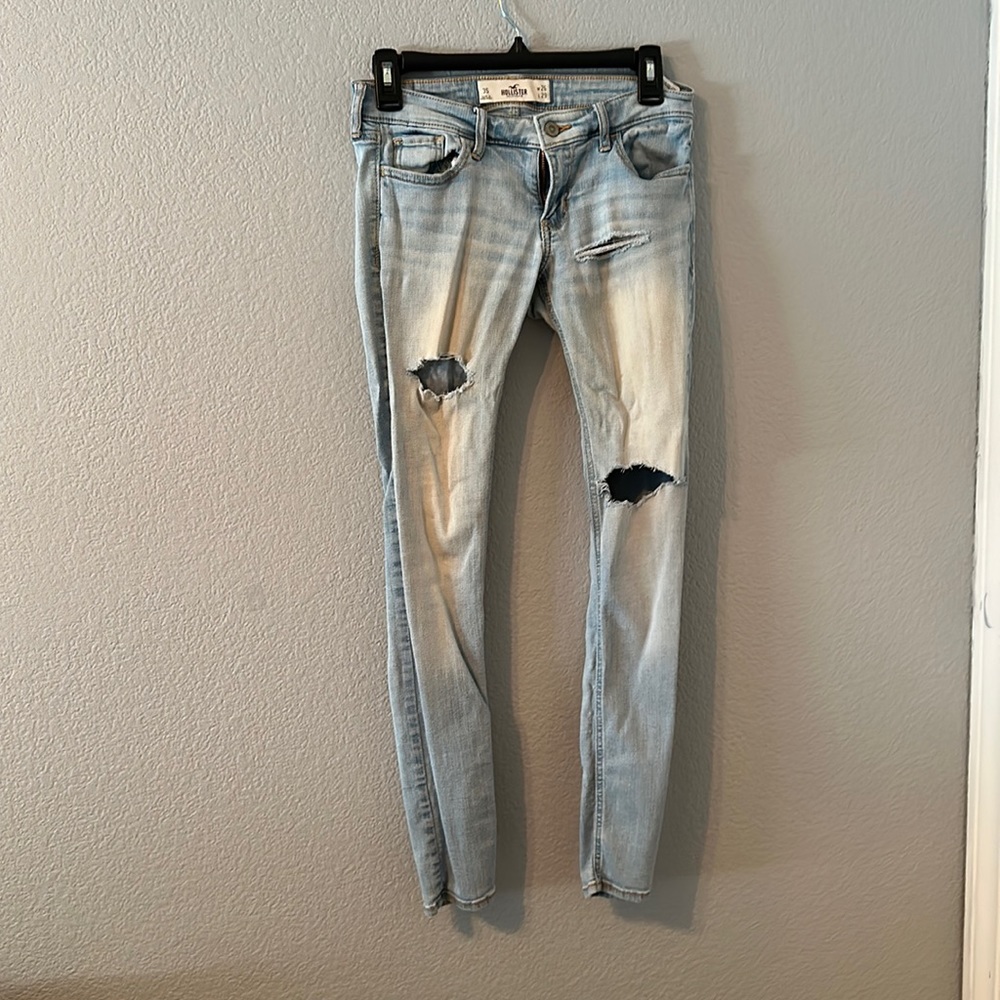 Light wash Hollister jeans. Juniors in size 3S
